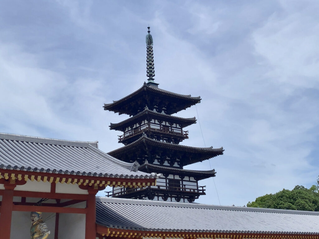 薬師寺中門から見る東塔